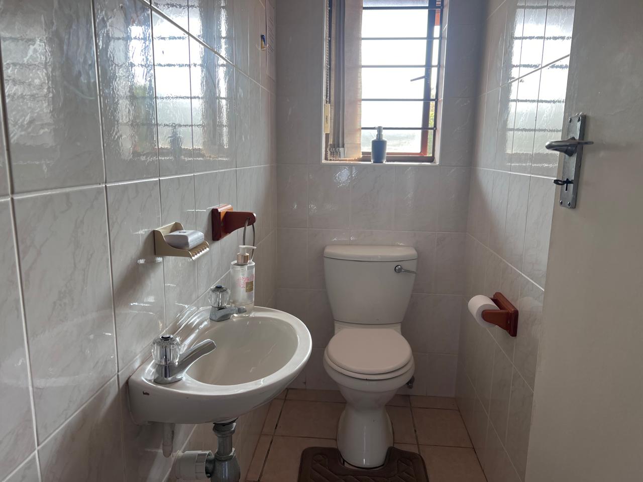 IMG_4059 Spacious 2-Bedroom Apartment with Beautiful Sea Views to Rent