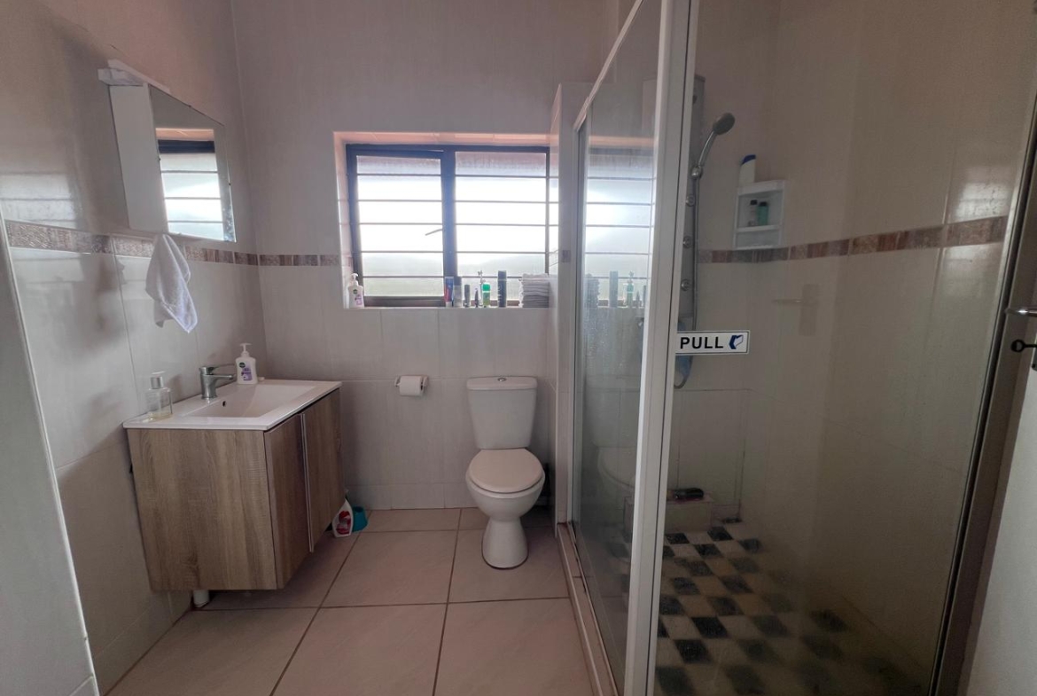 Spacious 2-Bedroom Apartment with Beautiful Sea Views to Rent