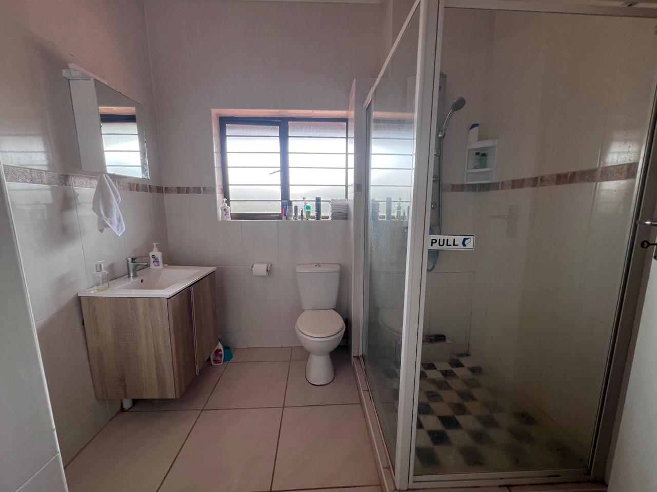IMG_4060 Spacious 2-Bedroom Apartment with Beautiful Sea Views to Rent