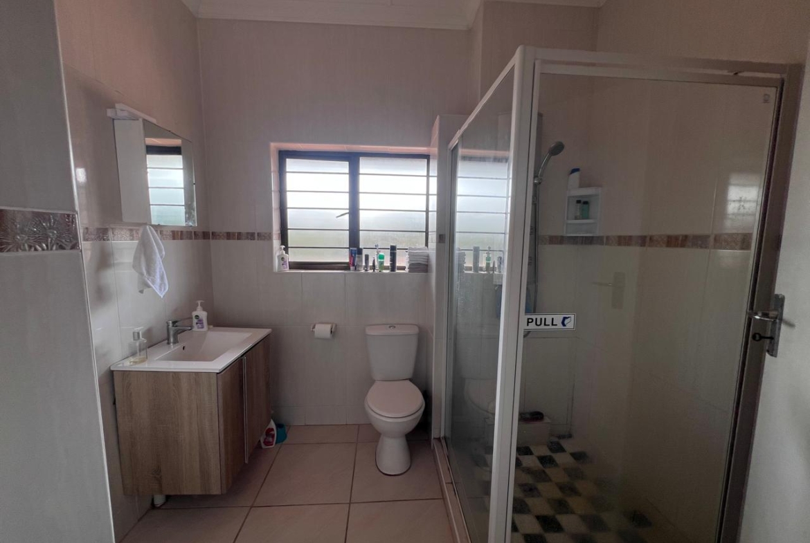 Spacious 2-Bedroom Apartment with Beautiful Sea Views to Rent