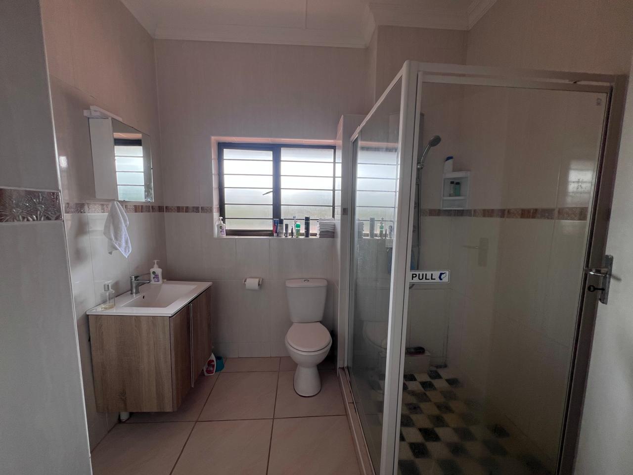 IMG_4061 Spacious 2-Bedroom Apartment with Beautiful Sea Views to Rent
