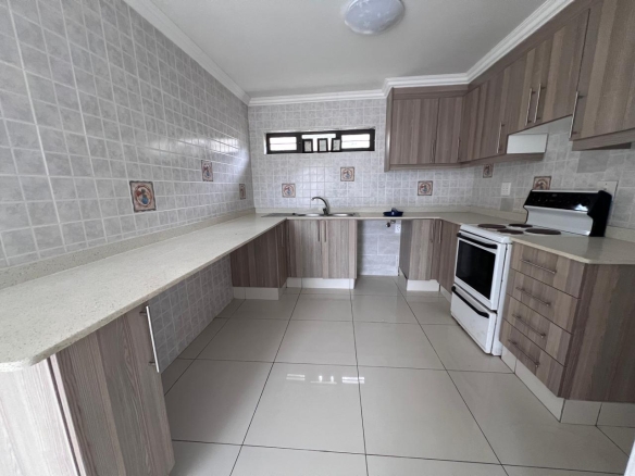 Modern 2 Bedroom Apartment To Rent in Uvongo