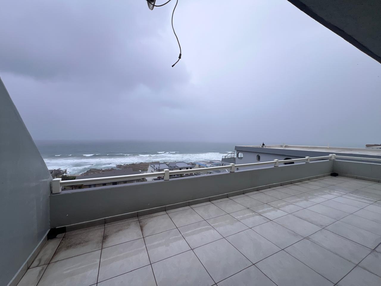 IMG_4281 Spacious 3-Bedroom Apartment with Beautiful Sea Views