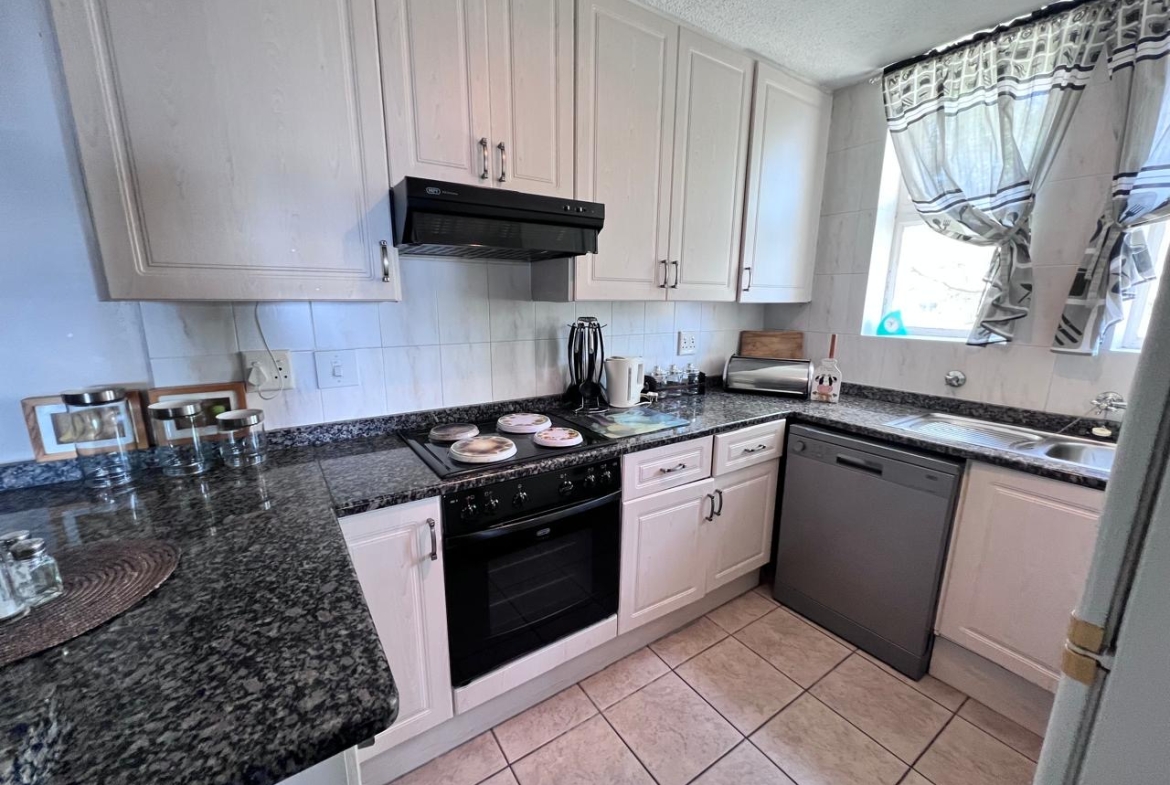 Fully Furnished Pet Friendly 3 Bedroom Apartment with Spectacular Sea Views