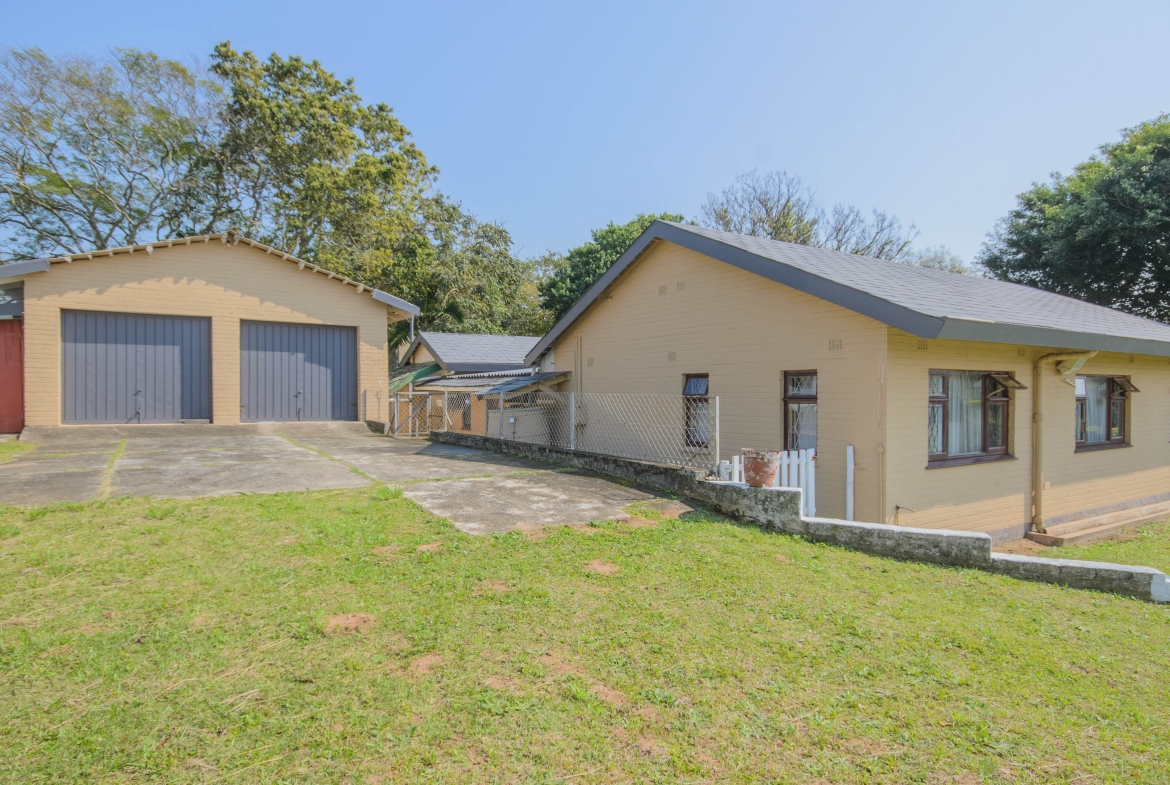 Large 1,650m² Property with Endless Potential in the Heart of Uvongo