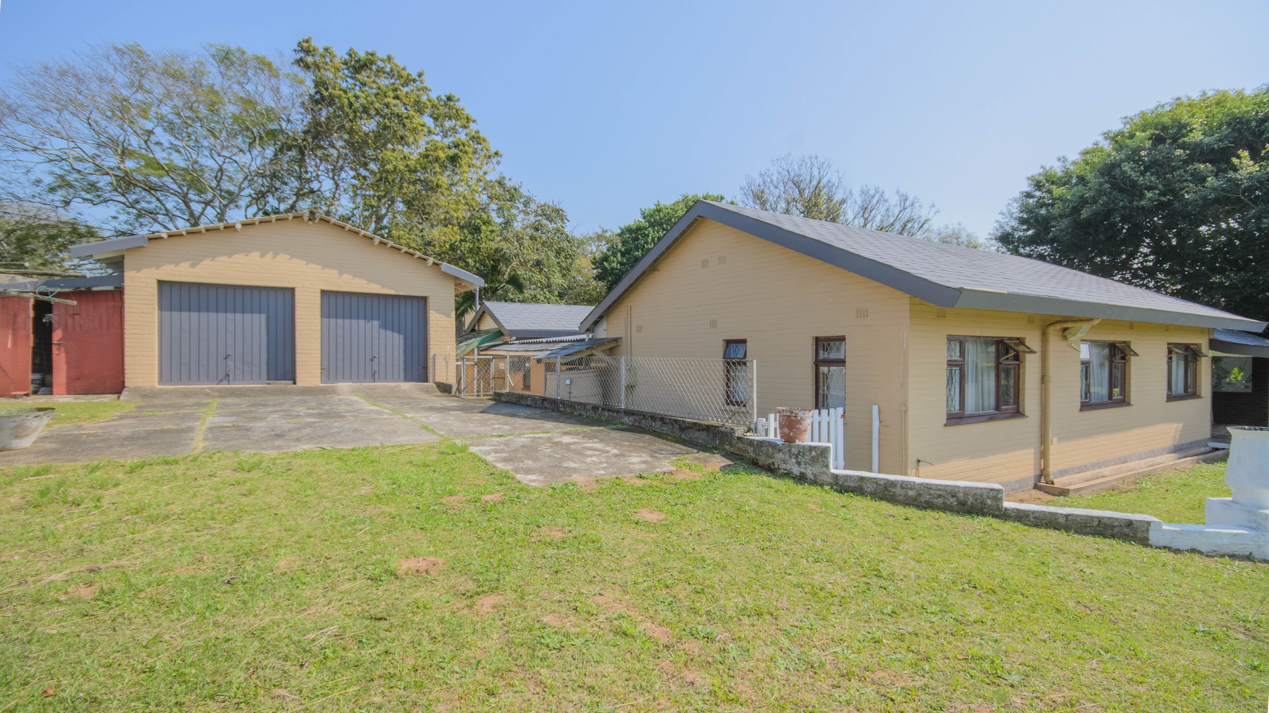 c (917)-HDR Large 1,650m² Property with Endless Potential in the Heart of Uvongo