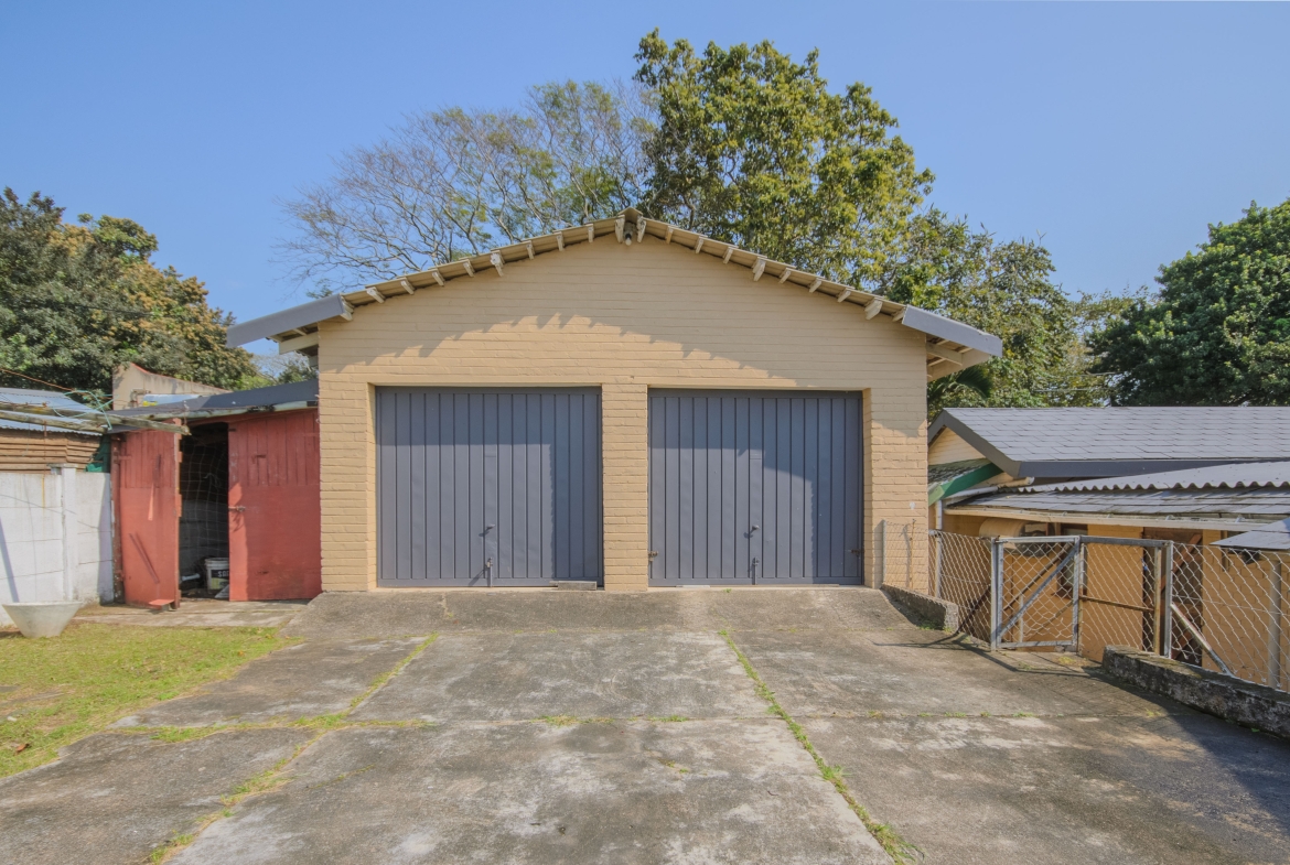 Large 1,650m² Property with Endless Potential in the Heart of Uvongo