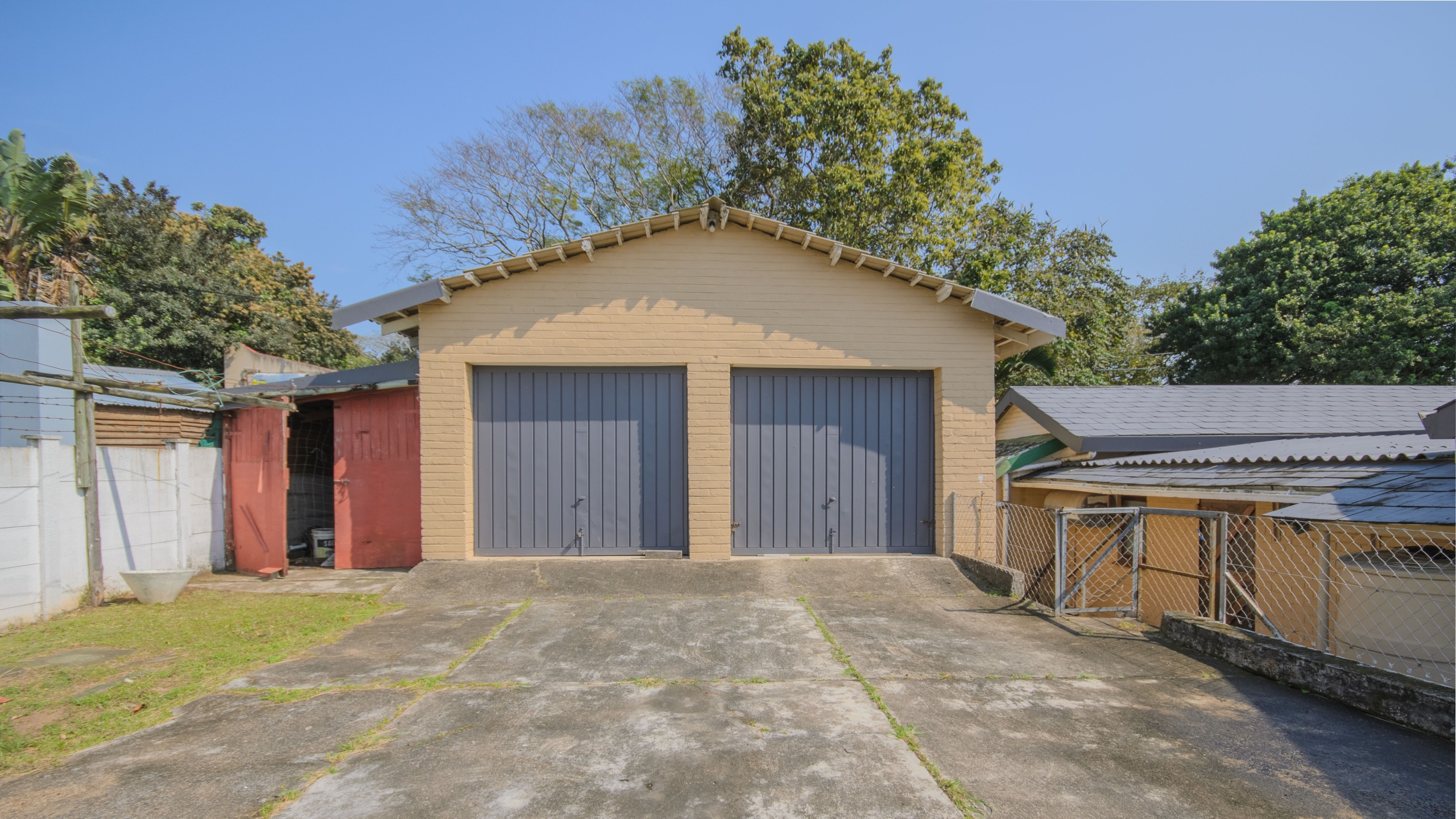 c (926)-HDR Large 1,650m² Property with Endless Potential in the Heart of Uvongo