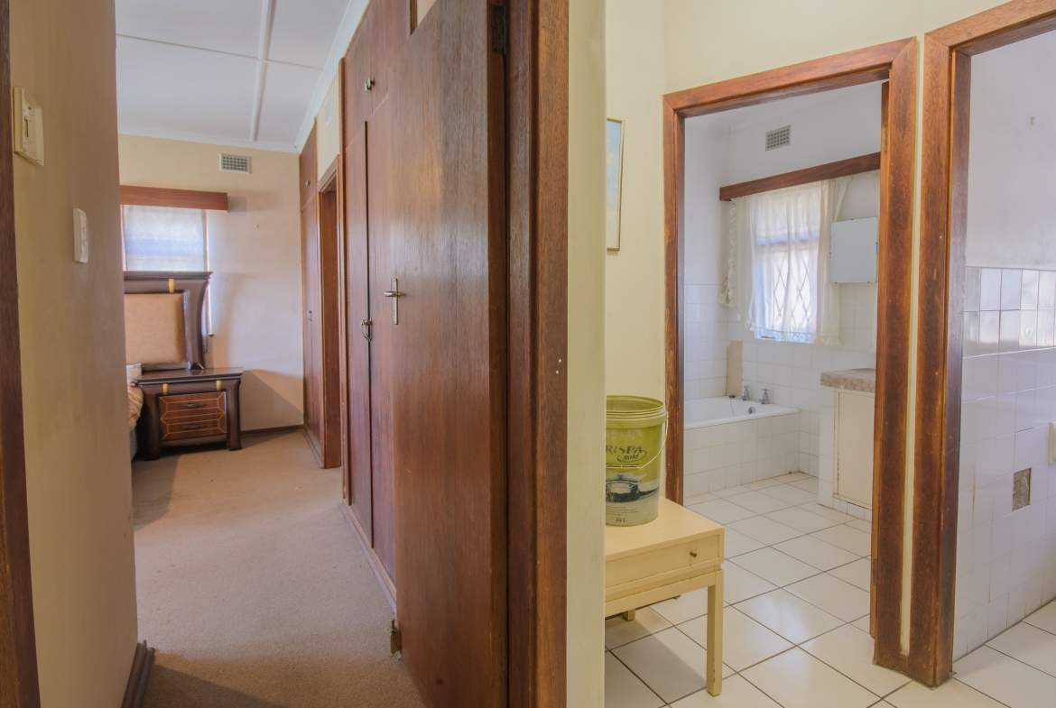 Large 1,650m² Property with Endless Potential in the Heart of Uvongo