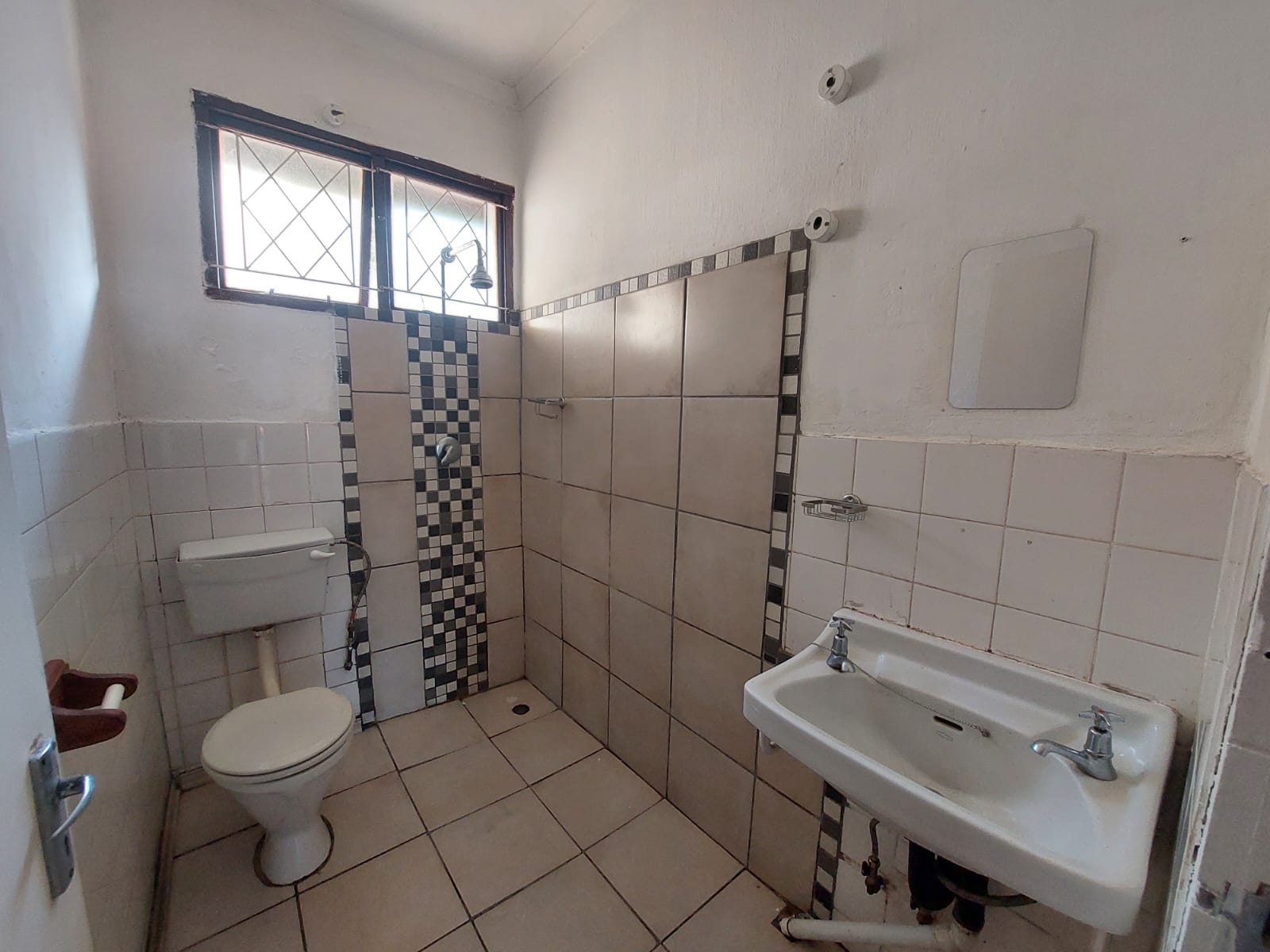 cead5971-f097-4f87-b479-8abfa60ee3d4 Cosy 2-Bedroom Unit to Rent in Margate