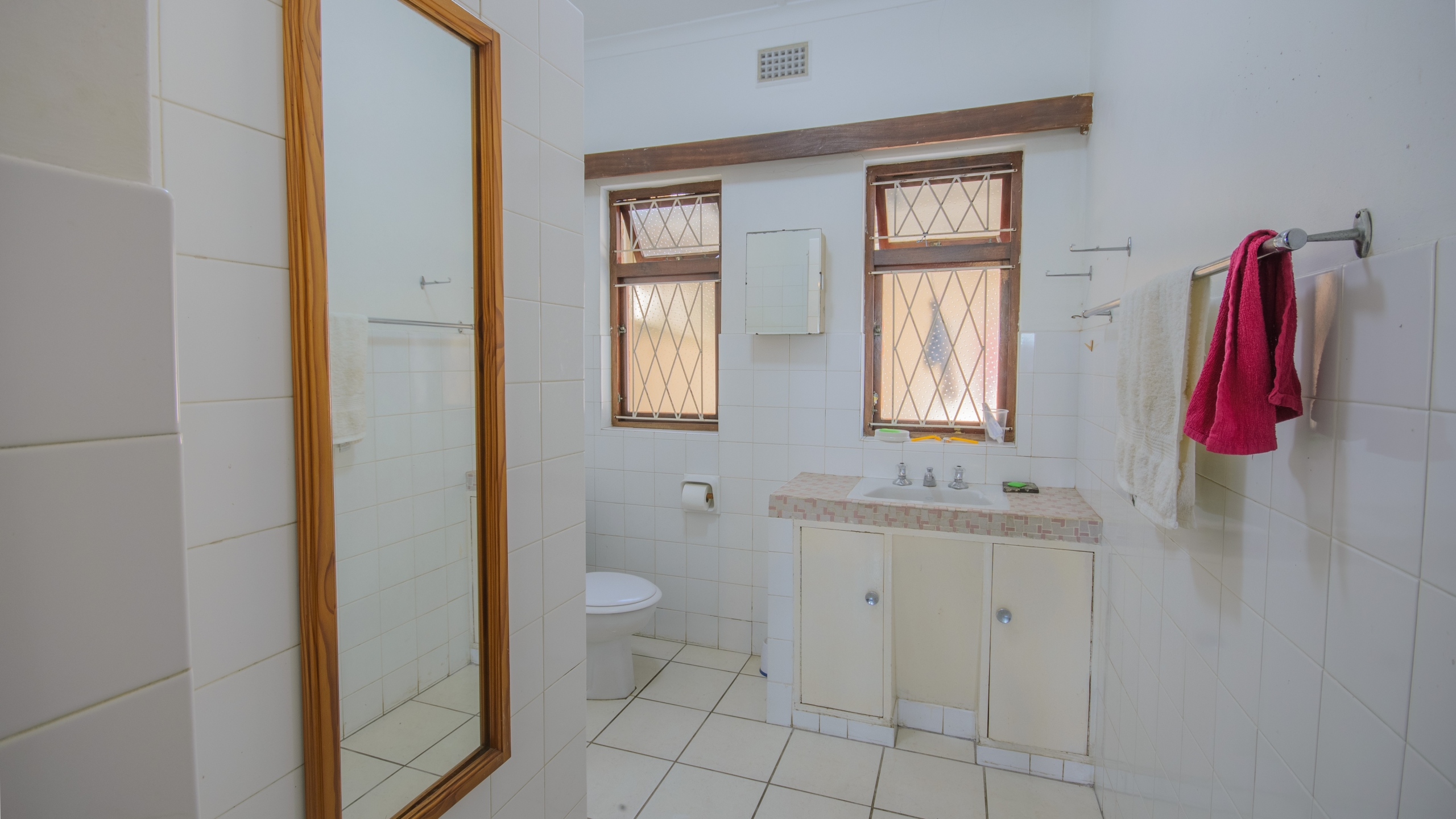 d (550)-HDR Large 1,650m² Property with Endless Potential in the Heart of Uvongo