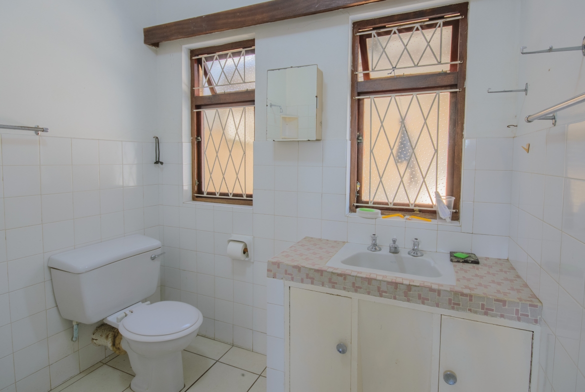 Large 1,650m² Property with Endless Potential in the Heart of Uvongo