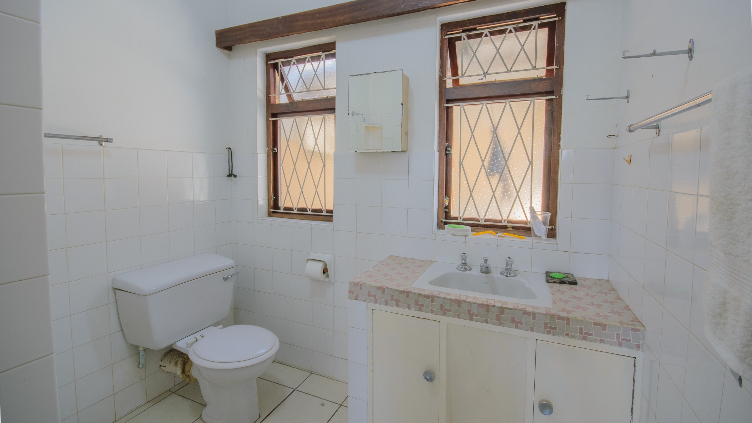 d (553)-HDR Large 1,650m² Property with Endless Potential in the Heart of Uvongo