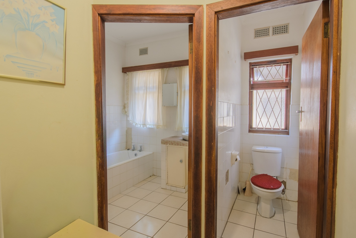 Large 1,650m² Property with Endless Potential in the Heart of Uvongo