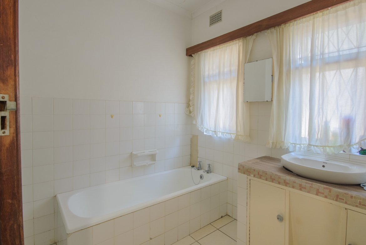 Large 1,650m² Property with Endless Potential in the Heart of Uvongo