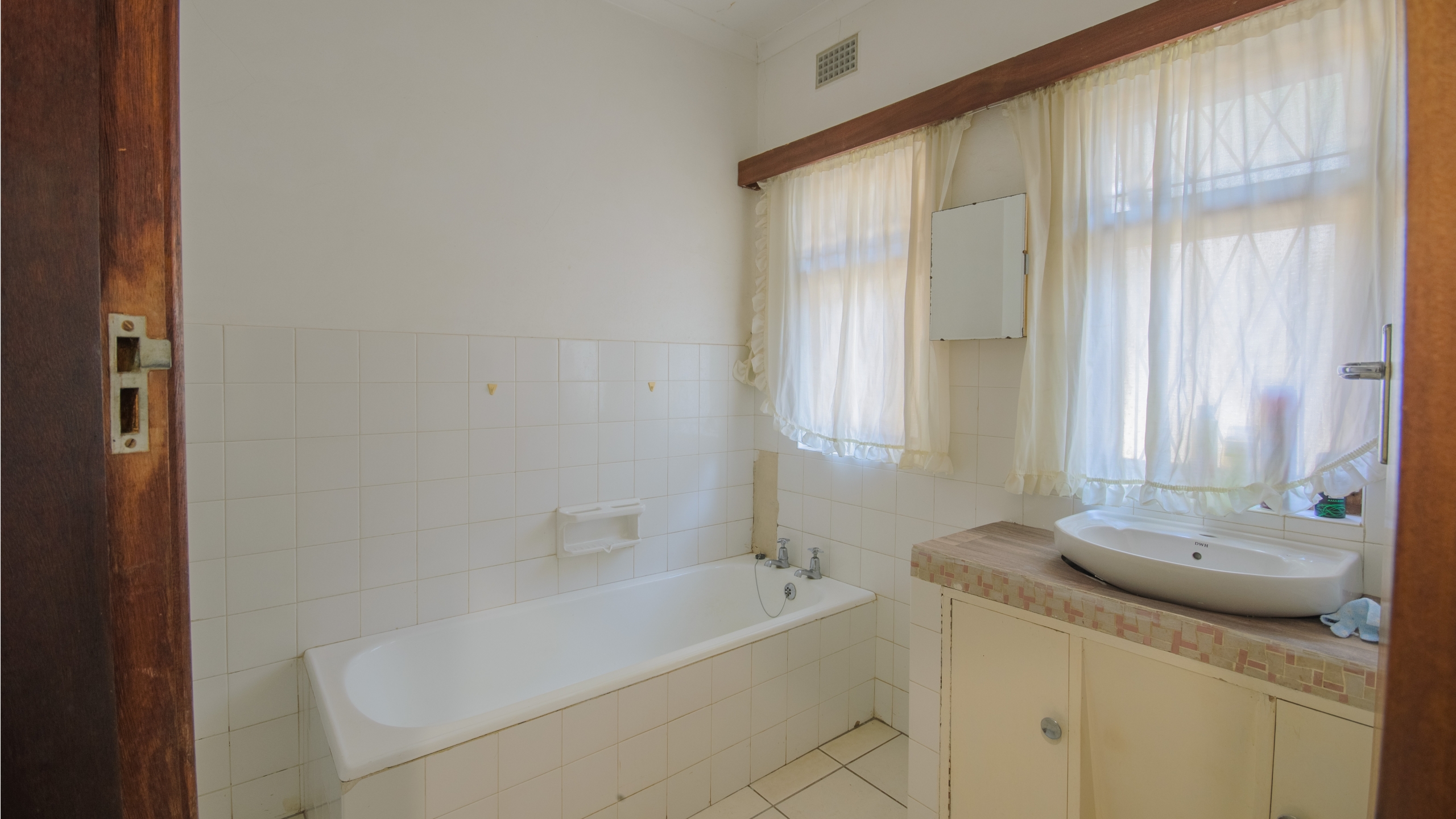 d (568)-HDR Large 1,650m² Property with Endless Potential in the Heart of Uvongo