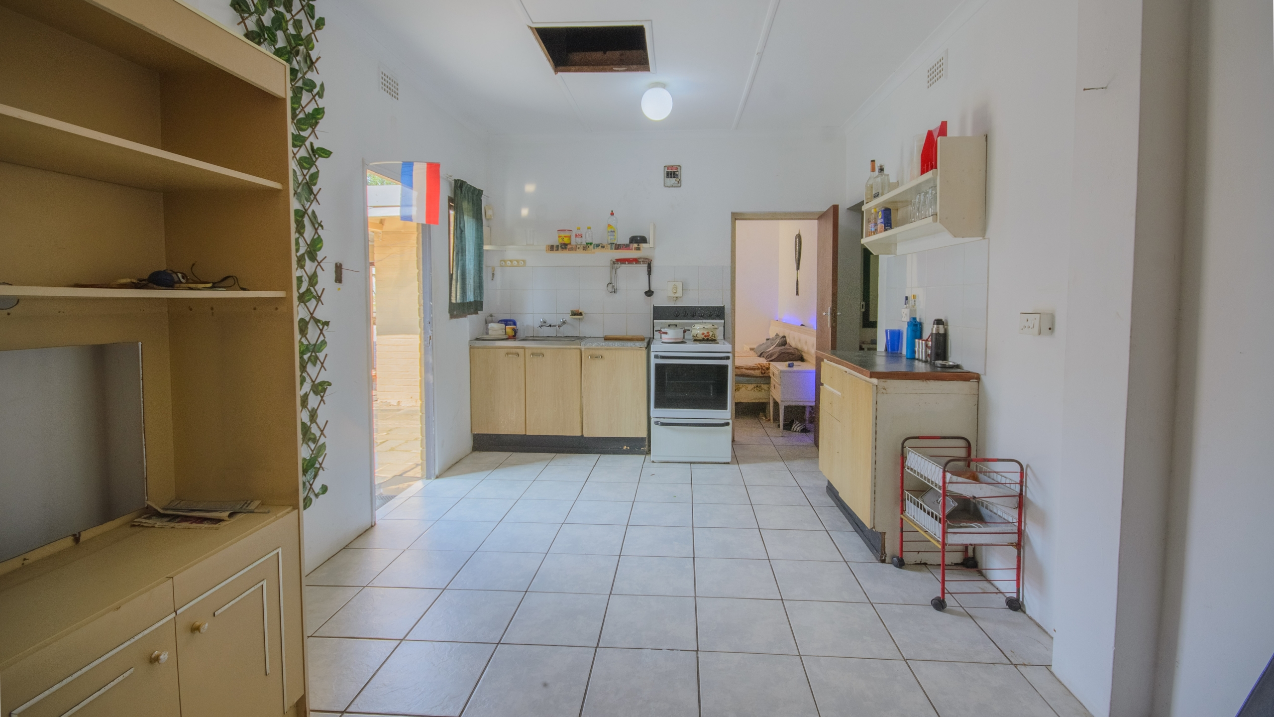 d (586)-HDR Large 1,650m² Property with Endless Potential in the Heart of Uvongo