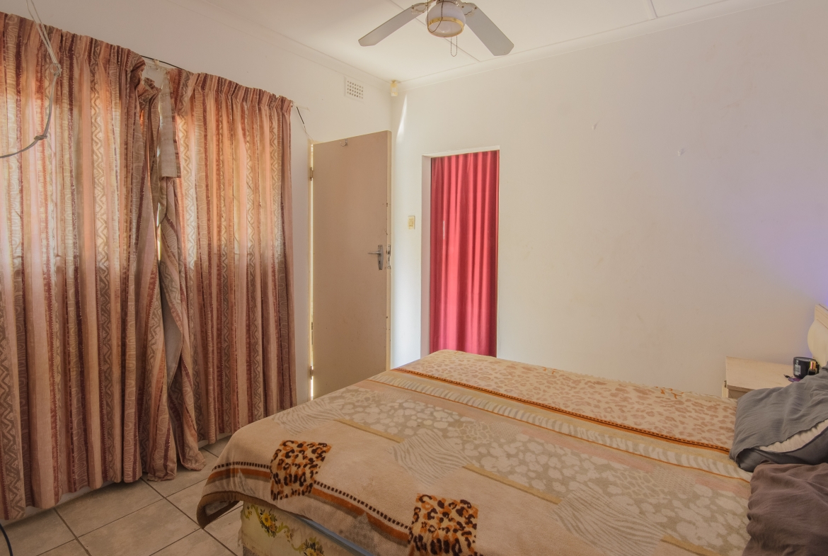 Large 1,650m² Property with Endless Potential in the Heart of Uvongo