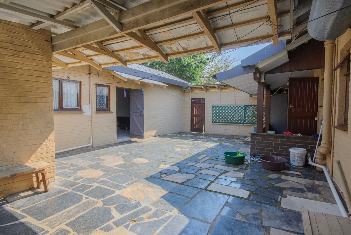 Large 1,650m² Property with Endless Potential in the Heart of Uvongo
