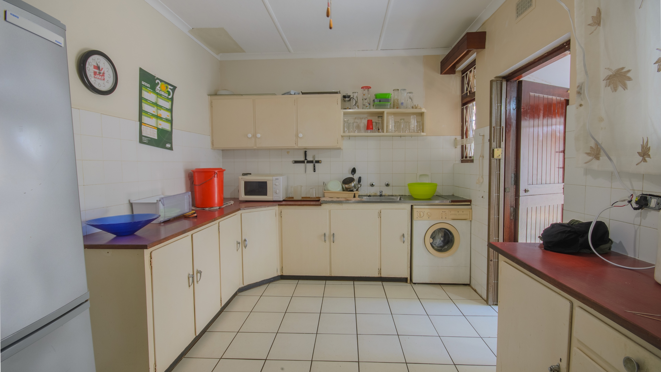 d (667)-HDR Large 1,650m² Property with Endless Potential in the Heart of Uvongo