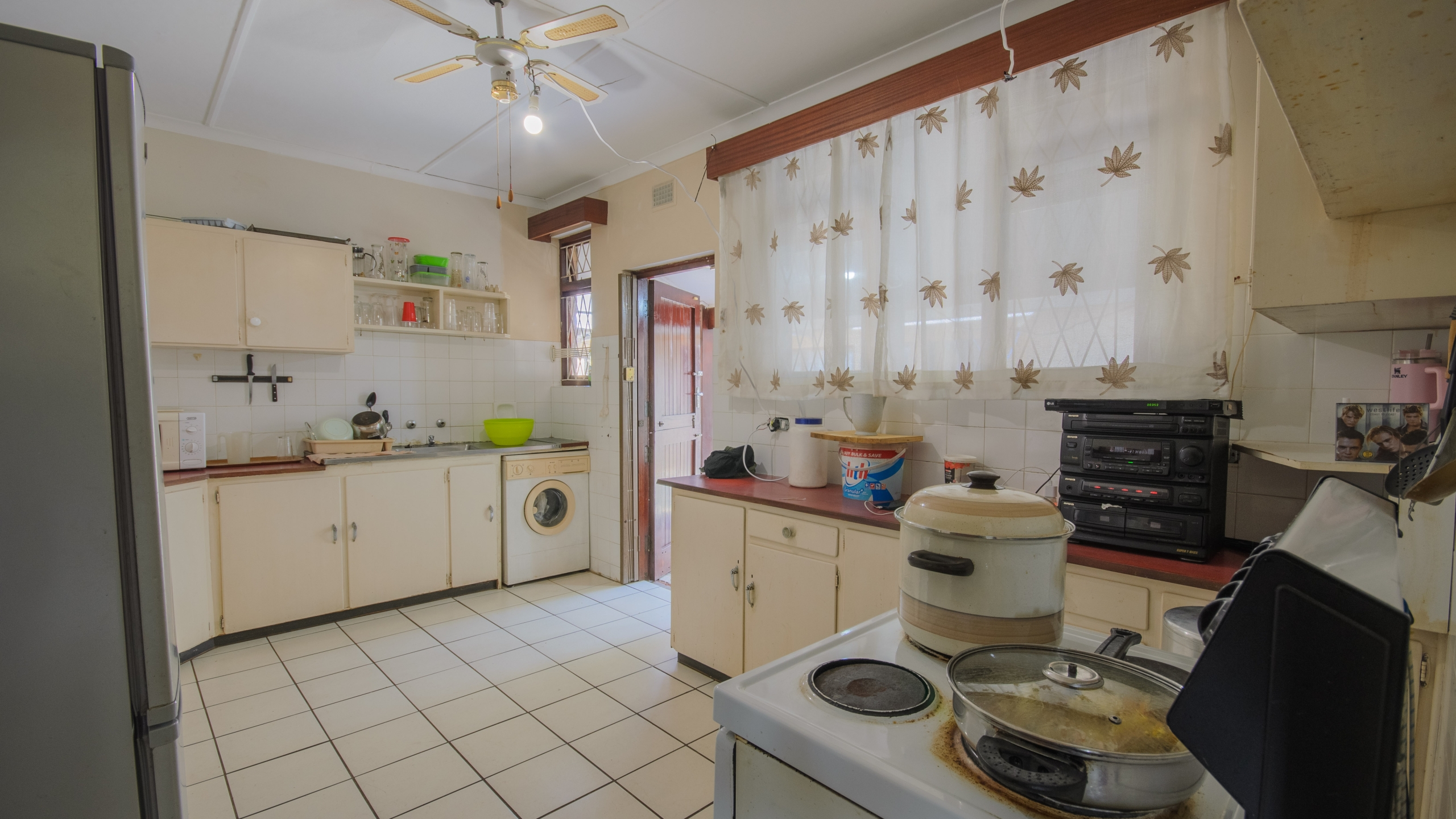 d (670)-HDR Large 1,650m² Property with Endless Potential in the Heart of Uvongo