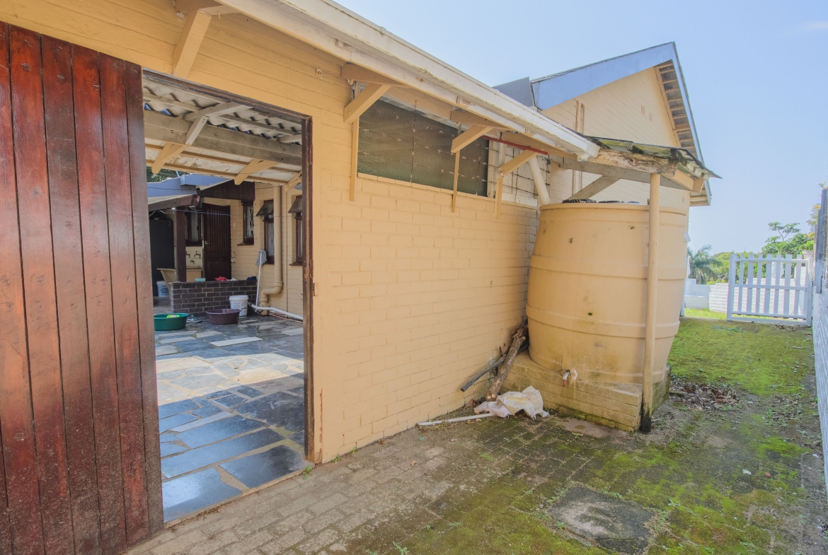 Large 1,650m² Property with Endless Potential in the Heart of Uvongo