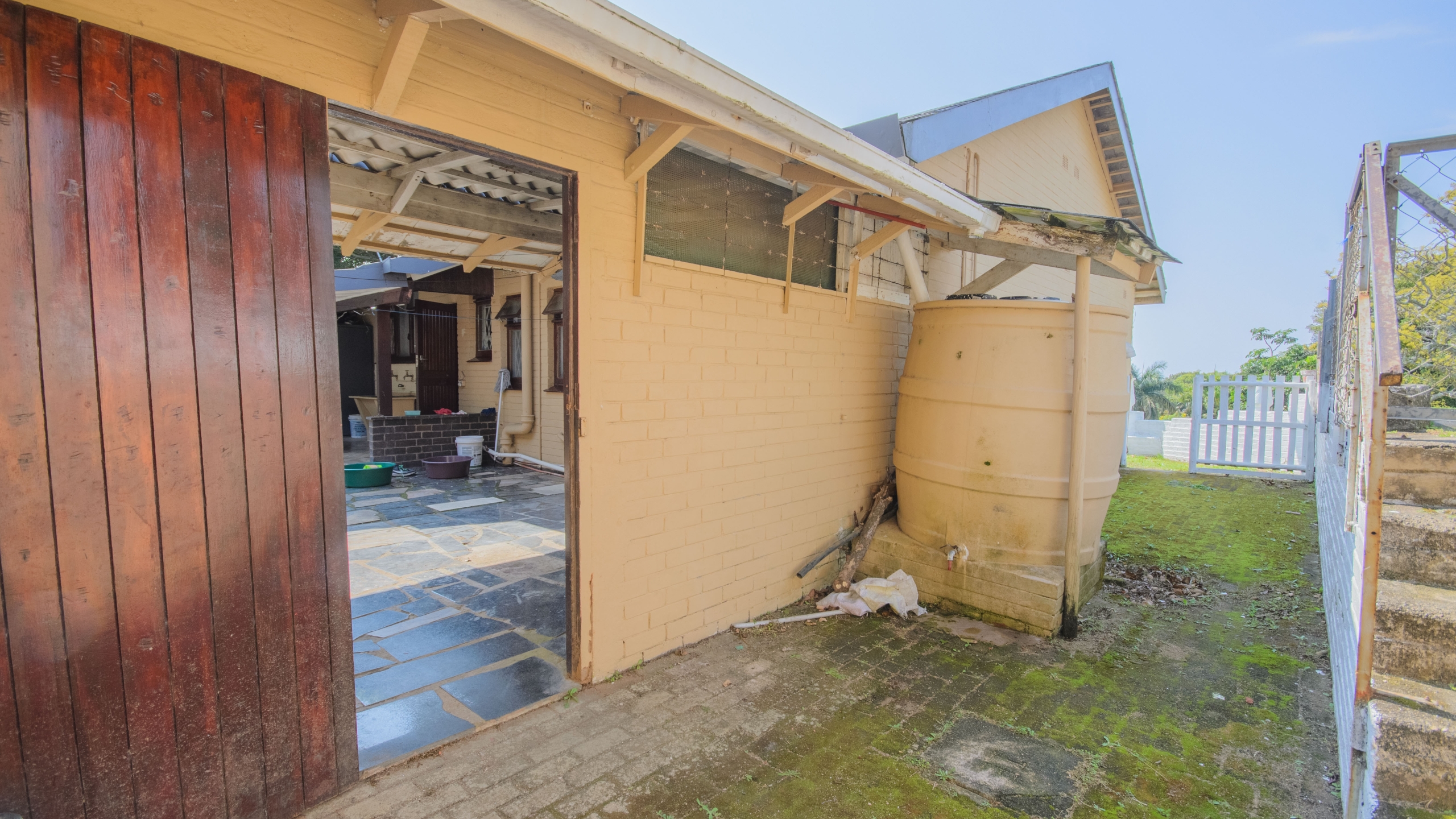 d (673)-HDR Large 1,650m² Property with Endless Potential in the Heart of Uvongo