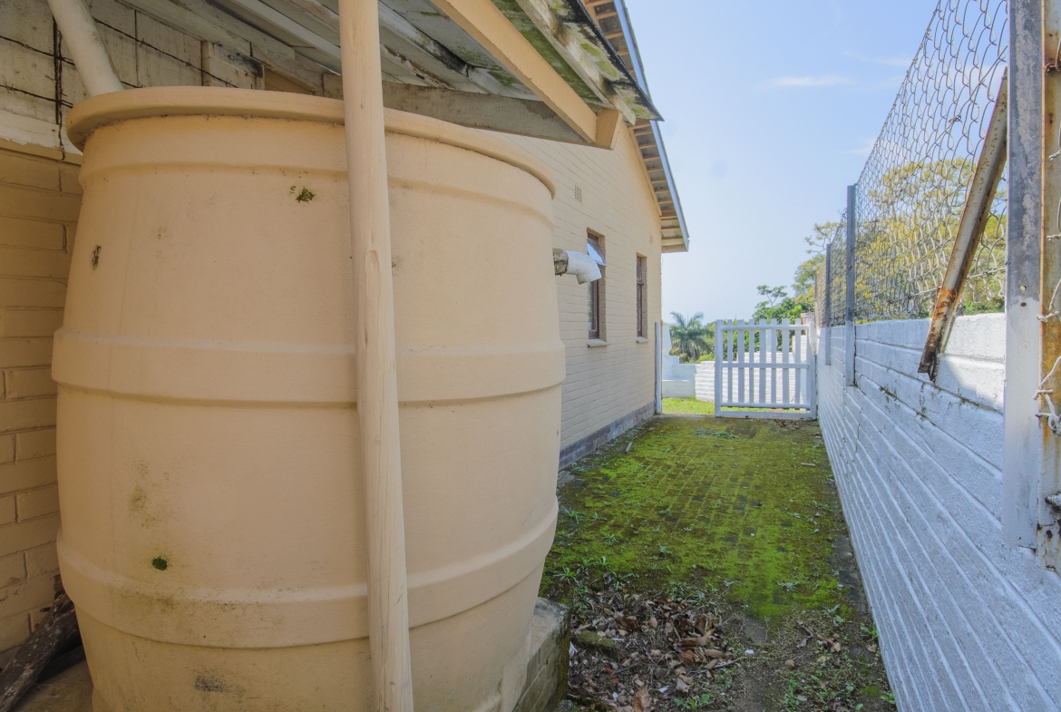 Large 1,650m² Property with Endless Potential in the Heart of Uvongo