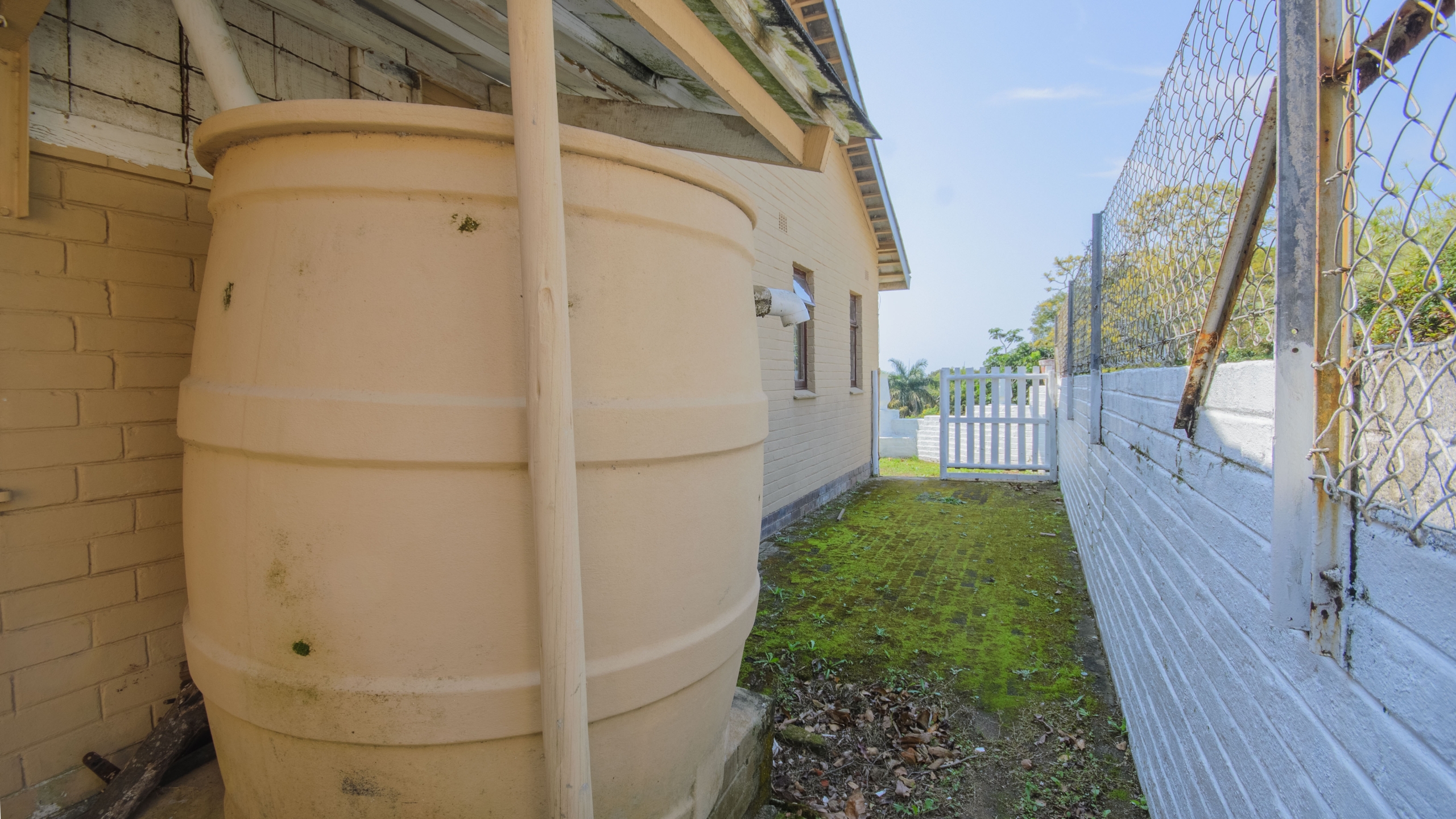 d (676)-HDR Large 1,650m² Property with Endless Potential in the Heart of Uvongo