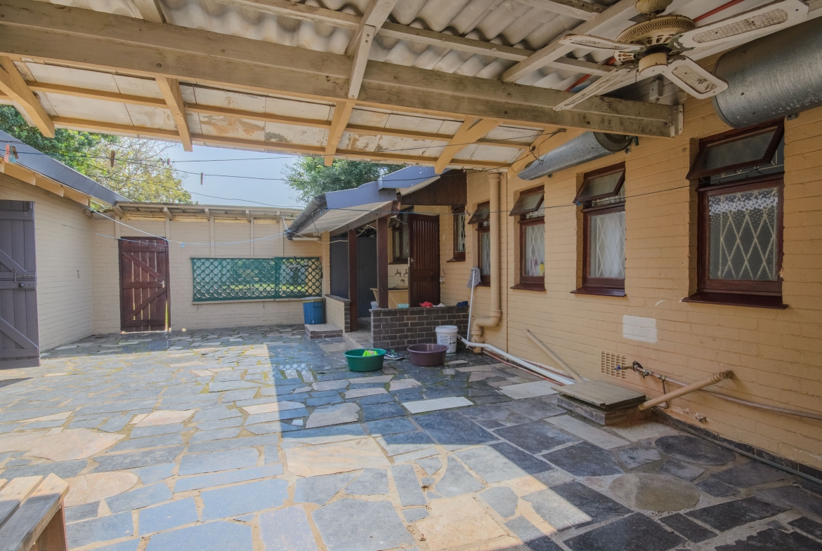 Large 1,650m² Property with Endless Potential in the Heart of Uvongo