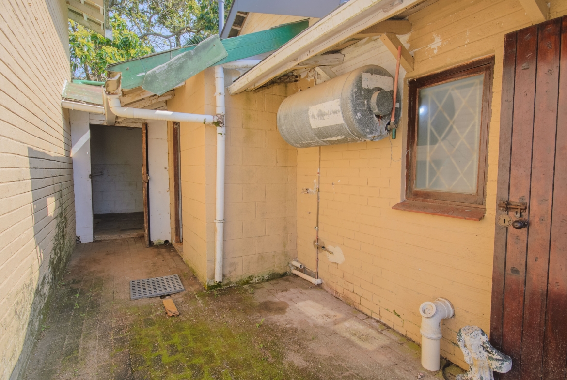 Large 1,650m² Property with Endless Potential in the Heart of Uvongo