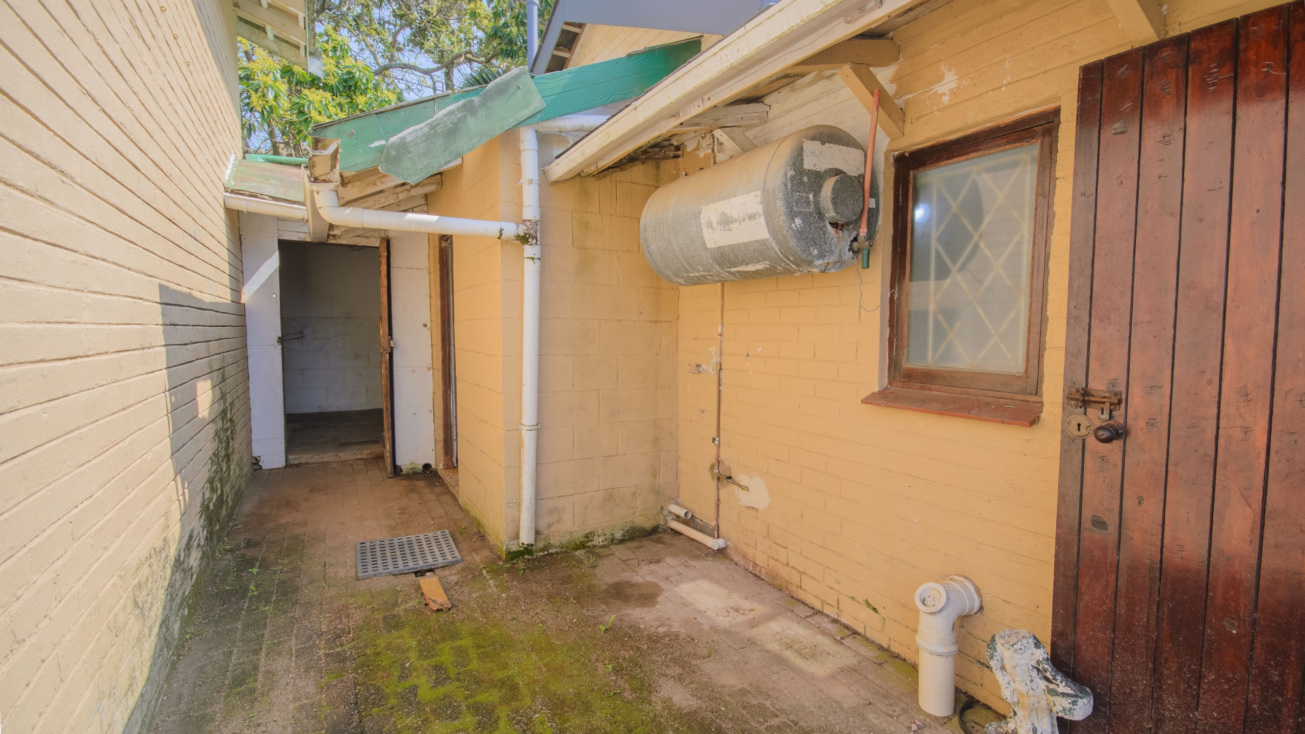 d (685)-HDR Large 1,650m² Property with Endless Potential in the Heart of Uvongo