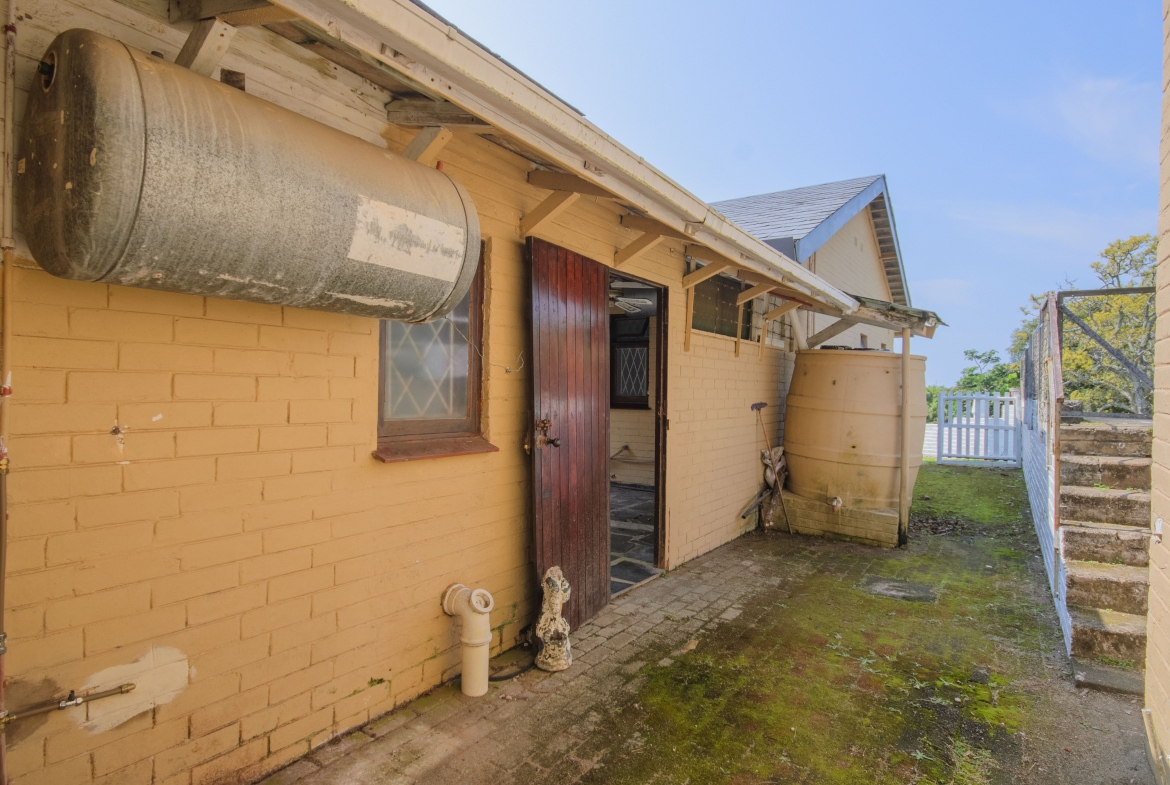 Large 1,650m² Property with Endless Potential in the Heart of Uvongo