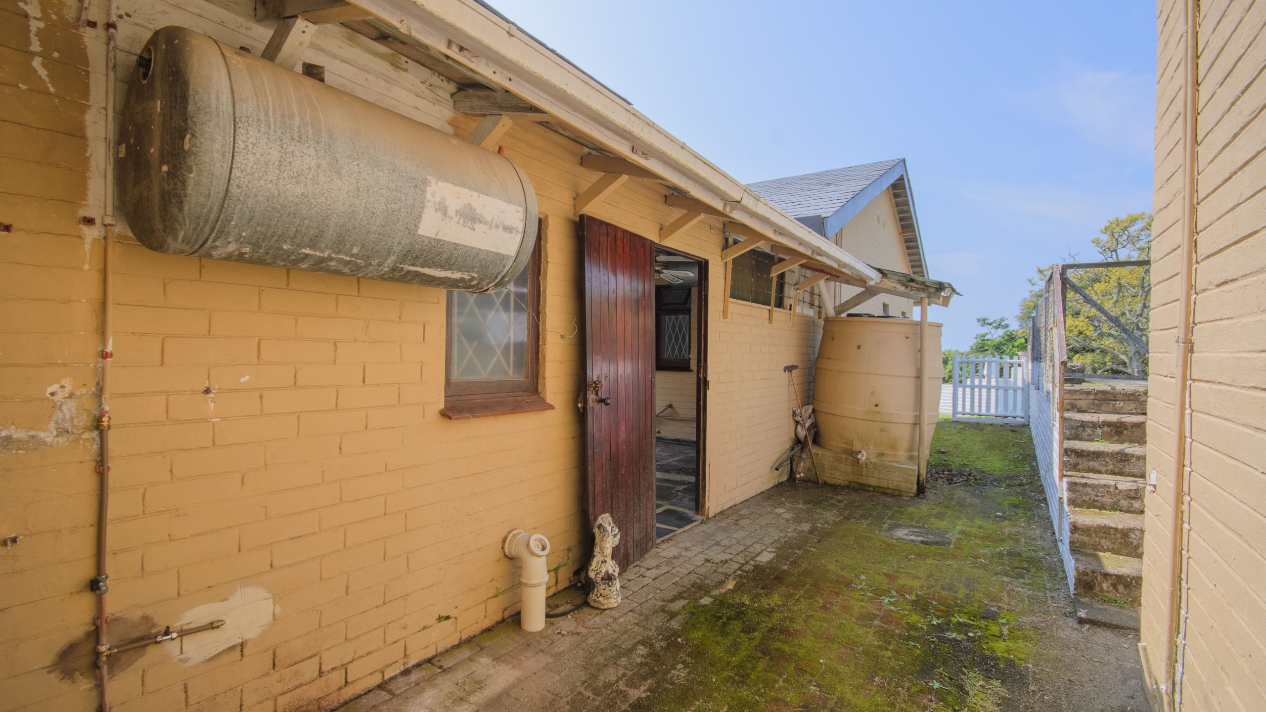 d (703)-HDR Large 1,650m² Property with Endless Potential in the Heart of Uvongo