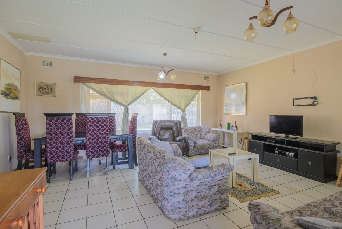 Large 1,650m² Property with Endless Potential in the Heart of Uvongo