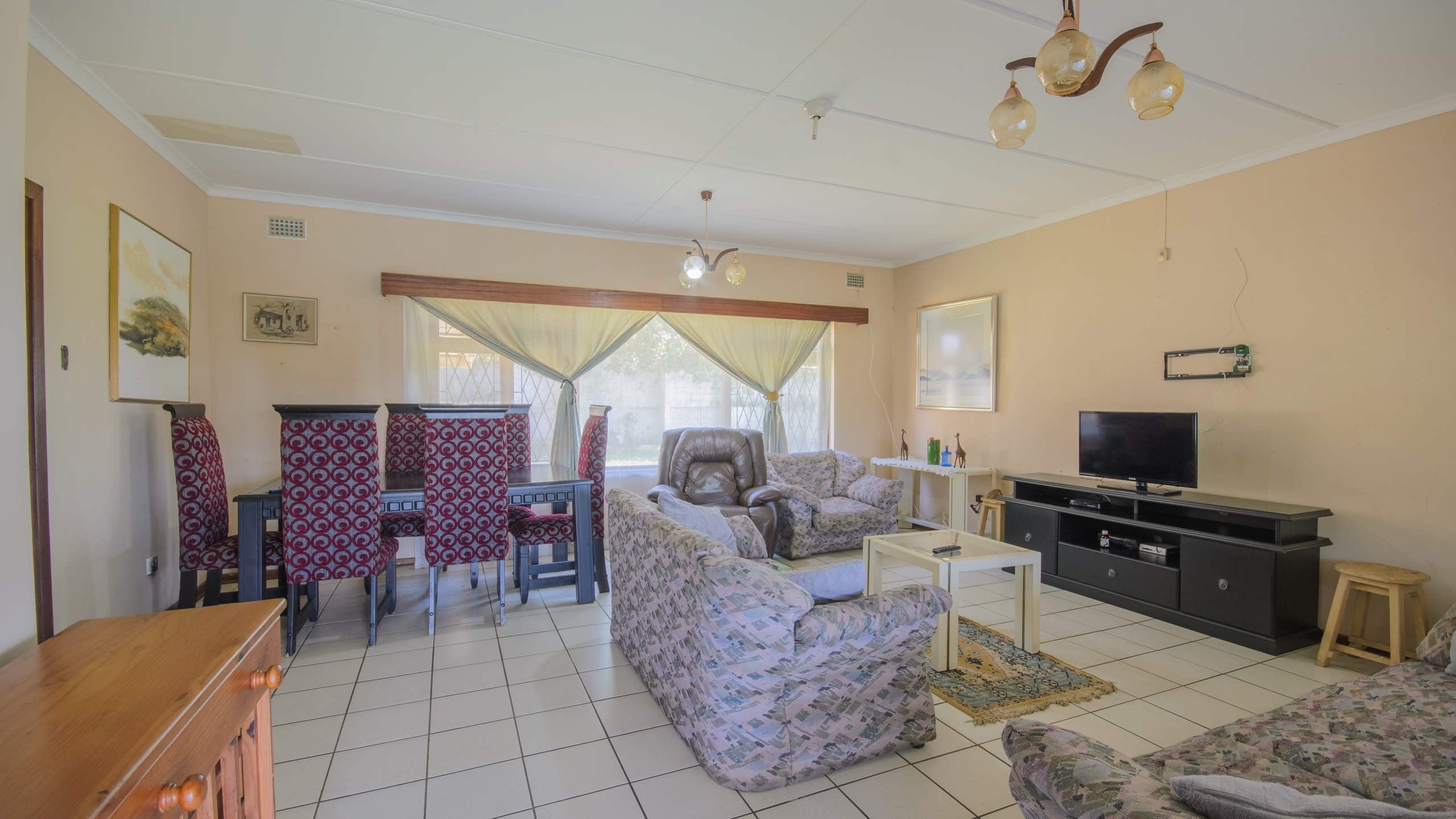 d (706)-HDR Large 1,650m² Property with Endless Potential in the Heart of Uvongo