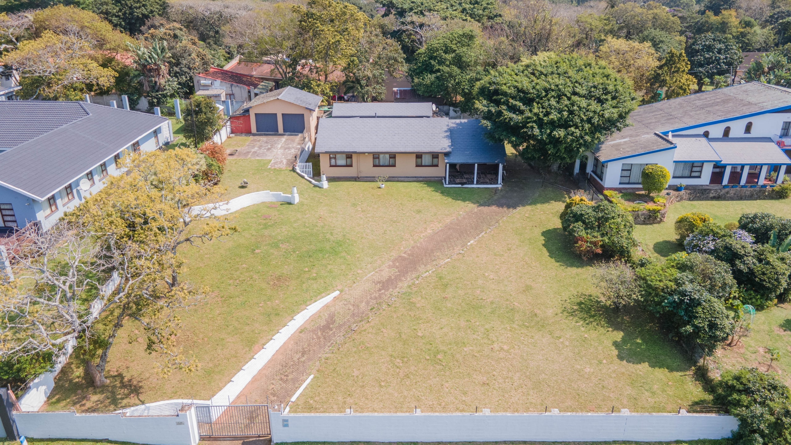 d (73)-HDR-2 Large 1,650m² Property with Endless Potential in the Heart of Uvongo