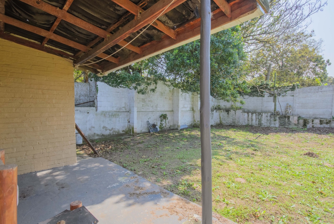 Large 1,650m² Property with Endless Potential in the Heart of Uvongo