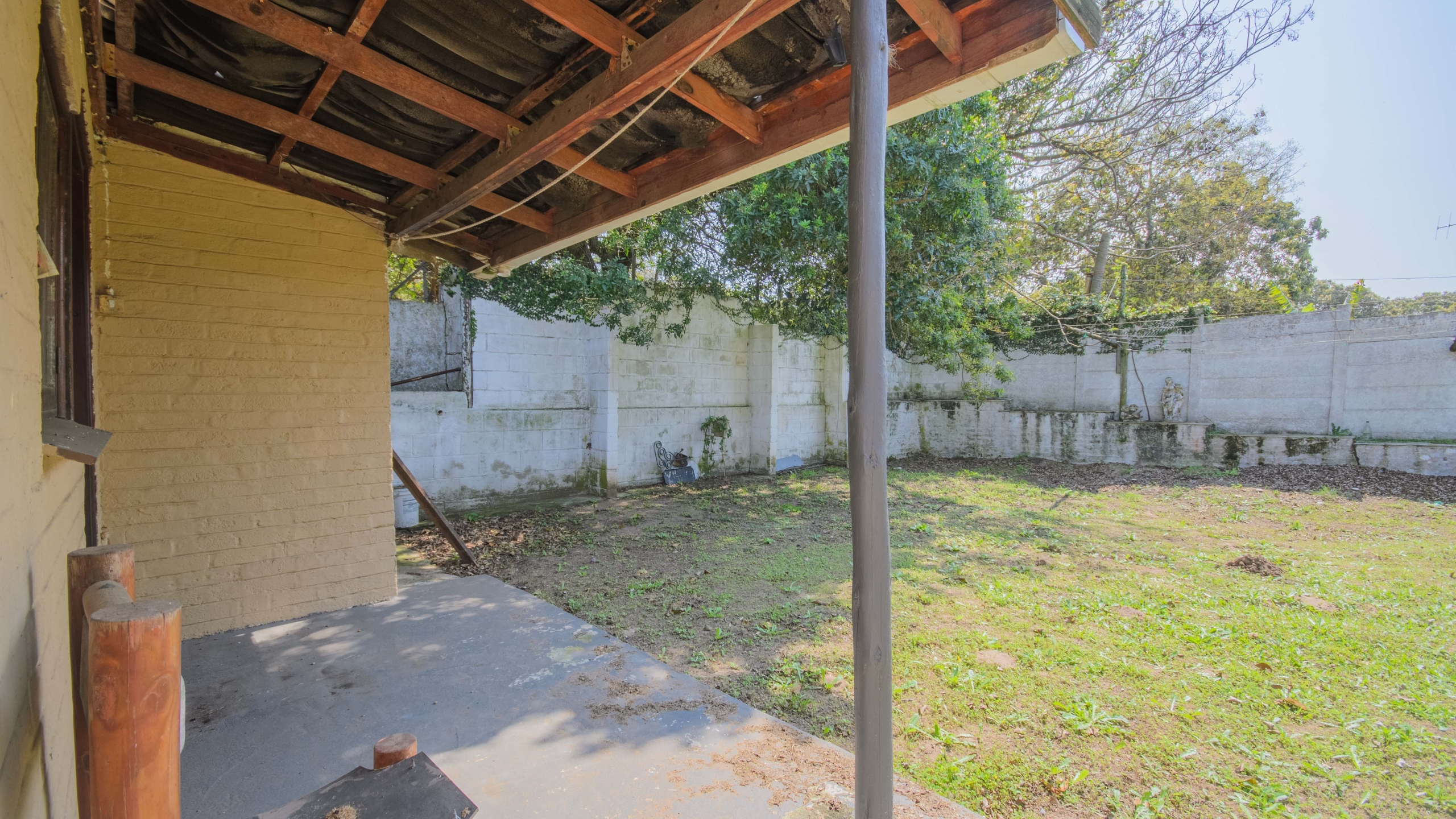 d (742)-HDR Large 1,650m² Property with Endless Potential in the Heart of Uvongo