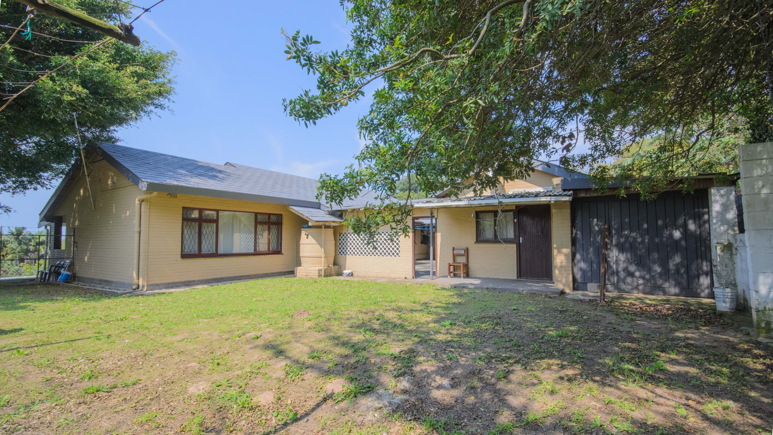 d (748)-HDR Large 1,650m² Property with Endless Potential in the Heart of Uvongo