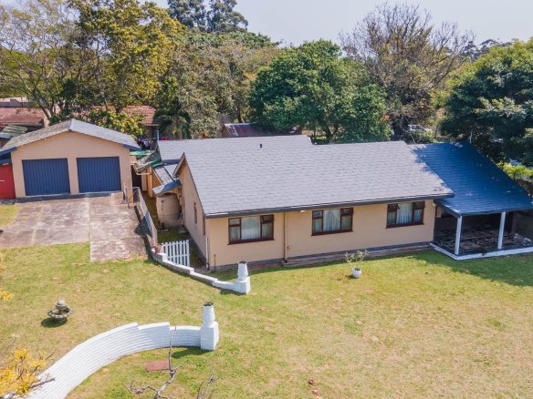 Large 1,650m² Property with Endless Potential in the Heart of Uvongo