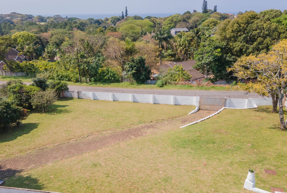 Large 1,650m² Property with Endless Potential in the Heart of Uvongo