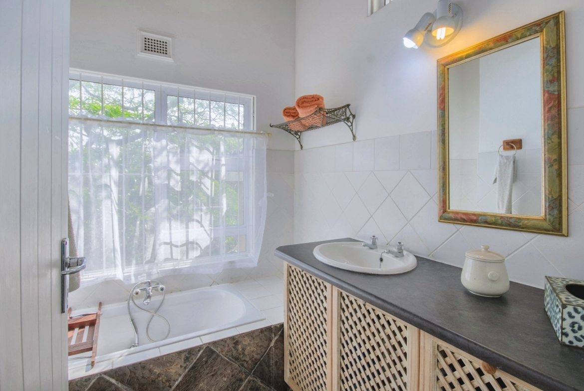 RAMSGATE – MAGNIFICENT OCEAN-VIEW HOME WITH TWO COTTAGES, POOL & BREATHTAKING 180° SEA VIEWS