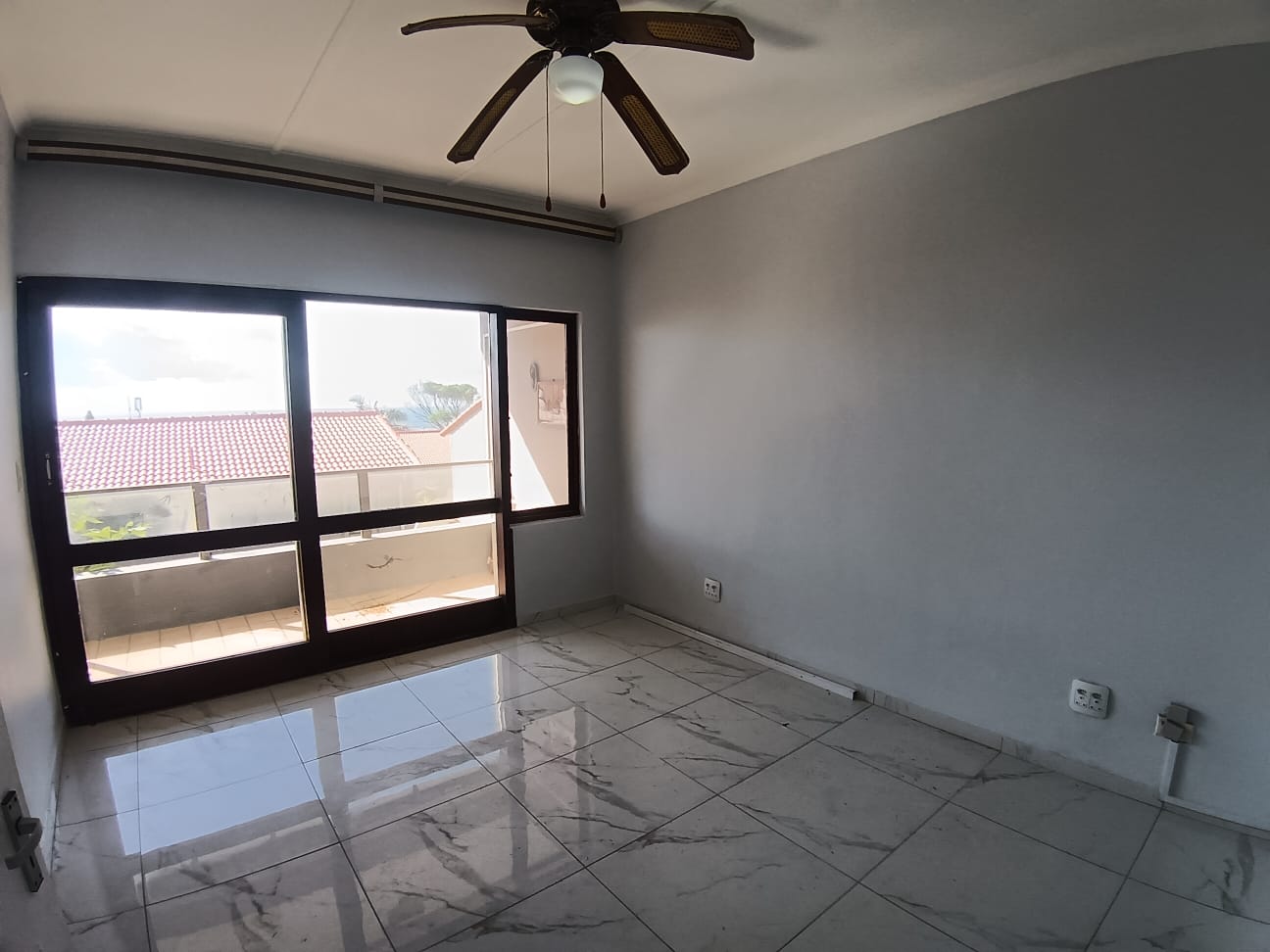 06dc545d-0ba3-4654-b0d8-229a160c390e 3 Bedroom, 2.5 Bedroom, open plan, Uvongo sea view for Sale
