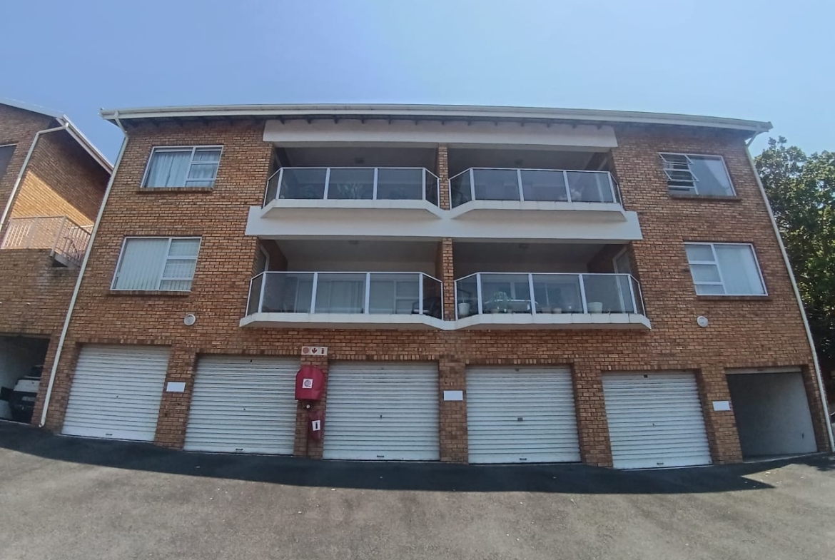 Spacious 3 Bedroom, 1.5 Bathroom, open plan, Uvongo sea view for Sale
