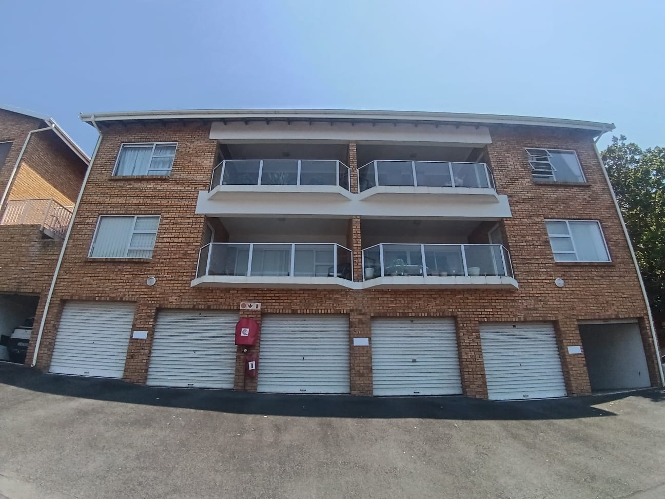 104356b6-f02e-4603-929c-0c24251825c4 Spacious 3 Bedroom, 1.5 Bathroom, open plan, Uvongo sea view for Sale