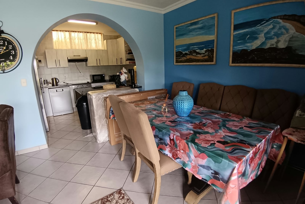 2 Bedroom, 1 Bathroom, open plan, Uvongo sea view for Sale