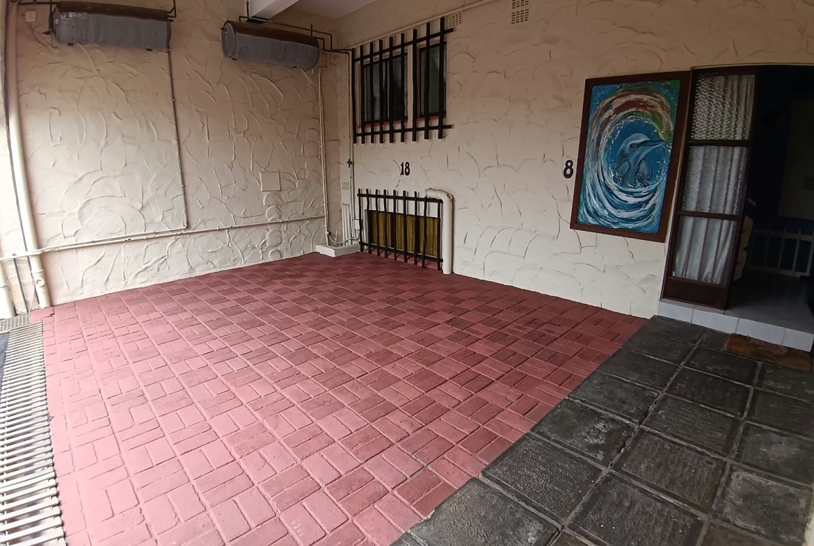 2 Bedroom, 1 Bathroom, open plan, Uvongo sea view for Sale
