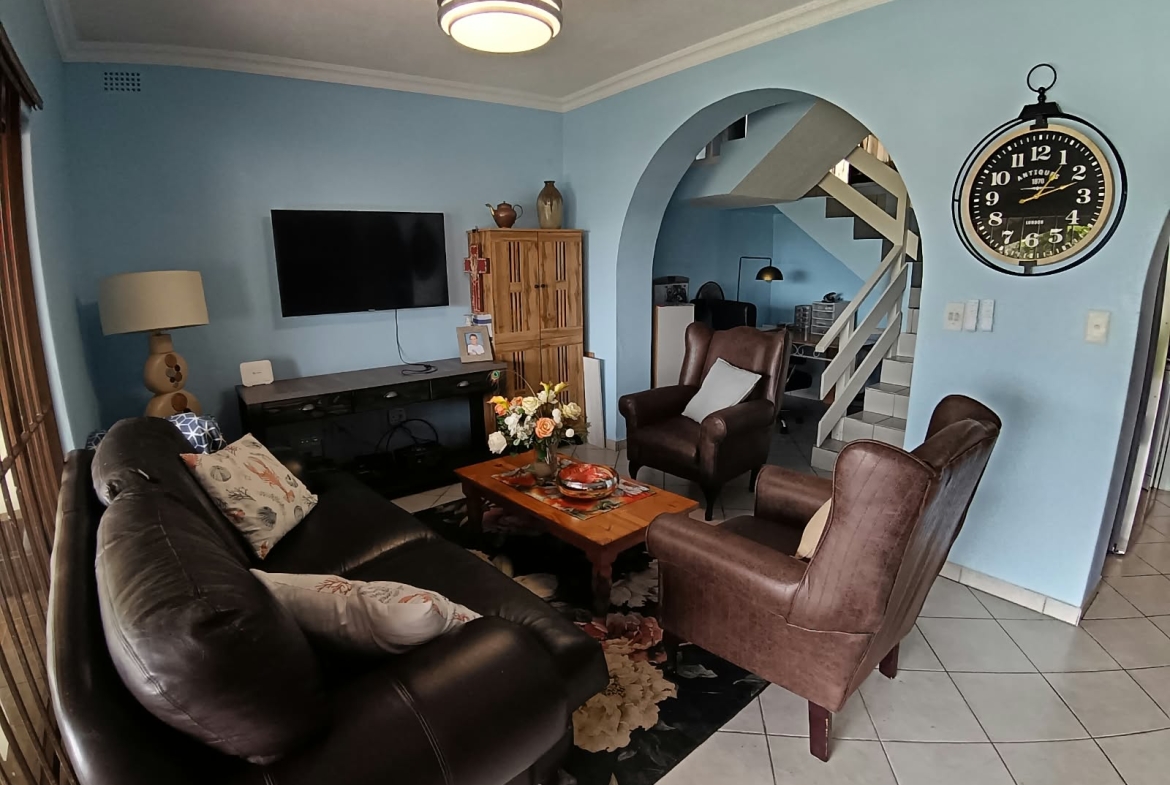 2 Bedroom, 1 Bathroom, open plan, Uvongo sea view for Sale