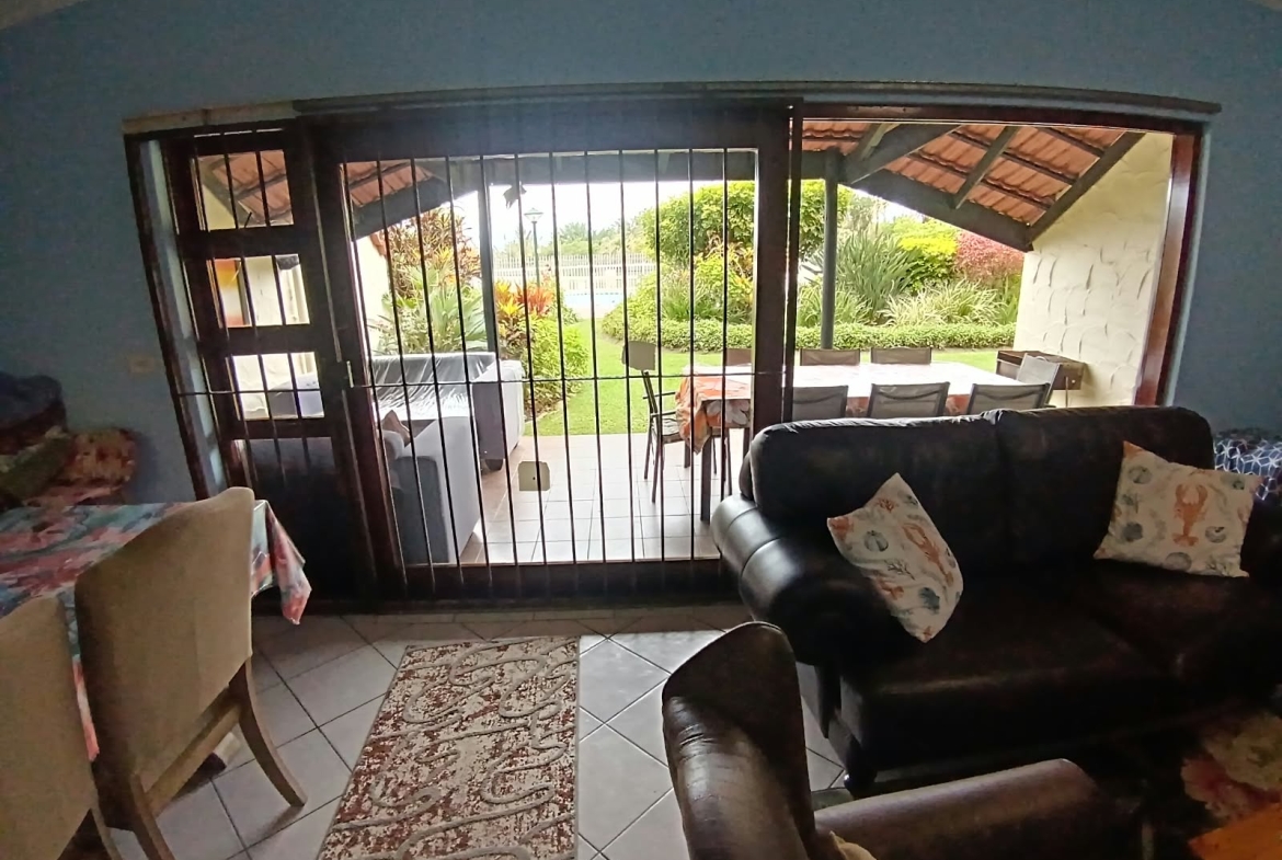 2 Bedroom, 1 Bathroom, open plan, Uvongo sea view for Sale